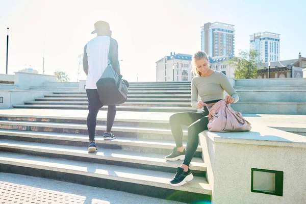 Joven Deportista Rubia Sentada Borde Hormigón Por Escalera Buscando Algo —  Fotos de Stock