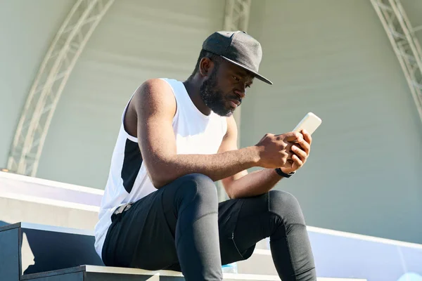 Jonge Serieuze Zwarte Man Activewear Sms Smartphone Zonnige Ochtend Tijdens — Stockfoto