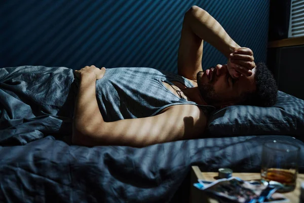 Νεαρός Άνδρας Μπελάδες Μείνει Ξύπνιος Όλη Νύχτα Ανίκανος Κοιμηθεί Ενώ — Φωτογραφία Αρχείου