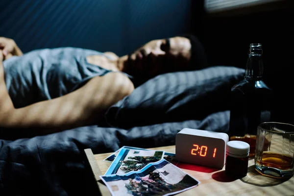 Garrafa Vidro Com Uísque Relógio Eletrônico Pílulas Para Dormir Fotos — Fotografia de Stock