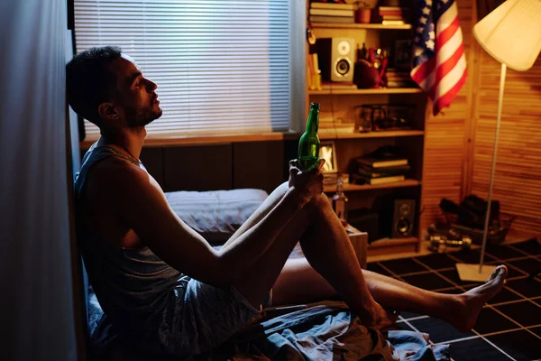 Mladý Bezesný Muž Lahví Alkoholu Sedící Posteli Zdi Trpící Nespavostí — Stock fotografie