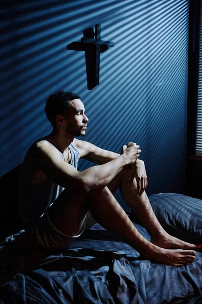 우울증에 남자가 침대에 앉아서 아침까지 밤새깨어 있으면서 베니토 블라인드를 창문을 — 스톡 사진
