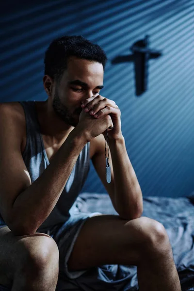 Pria Insomnia Dengan Medali Logam Tangan Berdoa Tengah Malam Sambil — Stok Foto
