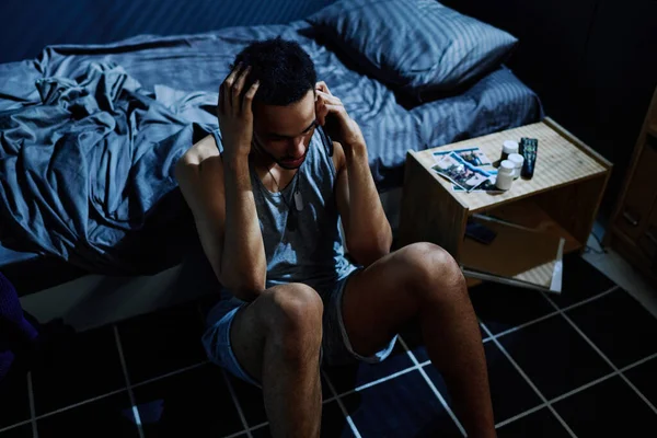 Guy Post Traumatic Syndrome Calling 911 Get Psychological Help Consultation — Stock Photo, Image