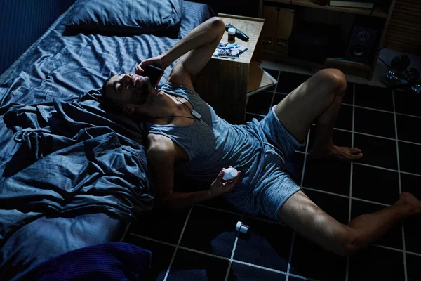 Jovem Homem Perturbado Colete Shorts Consultoria Sobre Pílulas Antidepressivas Telefone — Fotografia de Stock