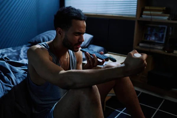Hombre Joven Con Trastorno Postraumático Que Graba Mensaje Voz Mientras — Foto de Stock