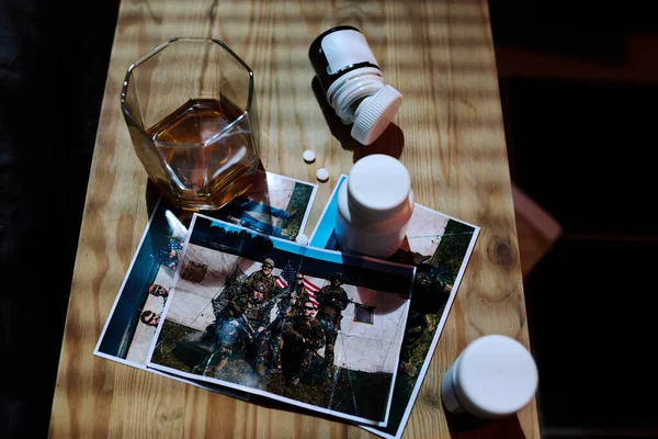 Éjjeliszekrény Felett Különböző Tablettákat Tartalmazó Üvegekkel Katonai Barátokról Készült Fotókkal — Stock Fotó