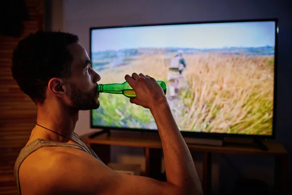 Joven Con Trastorno Postraumático Tomando Cerveza Mientras Video Sobre Operación —  Fotos de Stock