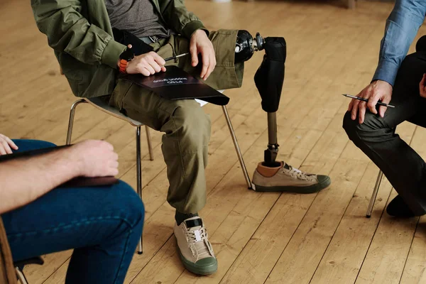 Primer Plano Las Piernas Del Joven Con Discapacidad Física Sentado —  Fotos de Stock