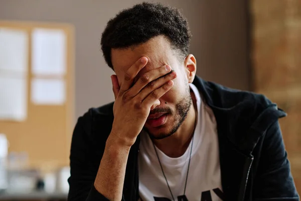 Joven Hombre Deprimido Tocando Cara Mientras Sufre Síndrome Postraumático Describiendo — Foto de Stock