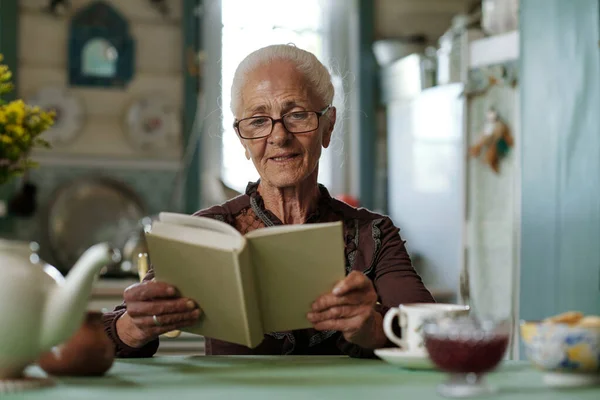 Senior Woman Eyeglasses Reading Captivating Story Novel Breakfast While Sitting — Stock Photo, Image