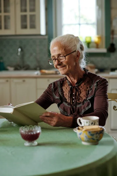 Side View Modern Elegant Senior Woman Smart Blouse Reading Book — Stock Photo, Image