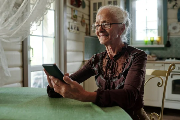 Smiling Aged Woman Communicating Her Grandchildren Video Chat While Sitting — Stock Photo, Image
