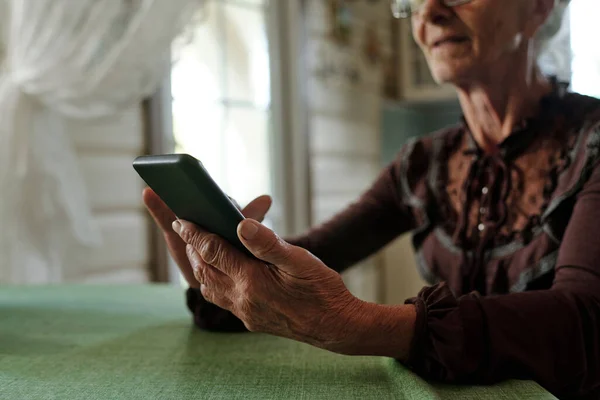 Mãos Mulher Sênior Mensagens Texto Smartphone Olhando Através Novas Mensagens — Fotografia de Stock