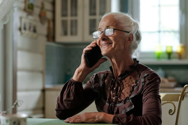 Mujer Mayor Alegre Gafas Blusa Inteligente Hablando Con Familia Teléfono — Foto de Stock