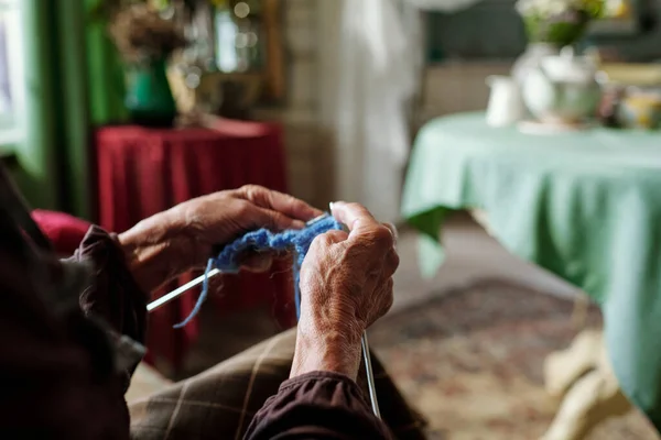 Χέρια Της Ηλικιωμένης Γυναίκας Μπλε Μάλλινα Νήματα Και Βελόνες Πλέξιμο — Φωτογραφία Αρχείου