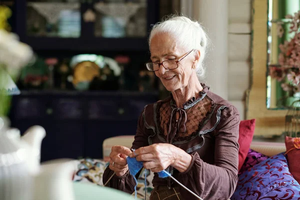 Senior Smiling Woman Casualwear Knitting New Clothes Her Family Members — Stock Photo, Image