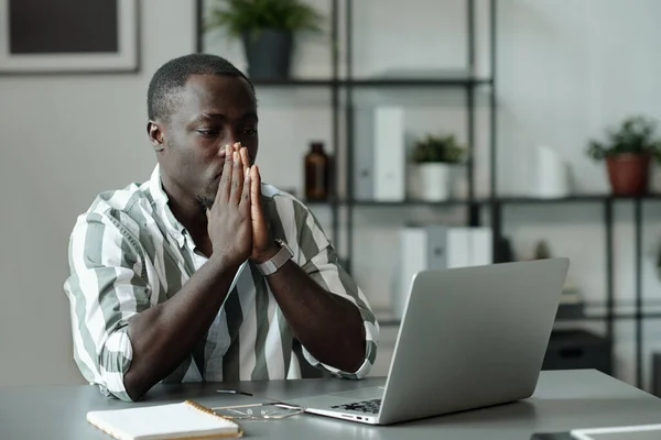 Mladý Problémový Afroameričan Drží Ruce Obličej Dívá Lapto Obrazovku Zatímco — Stock fotografie