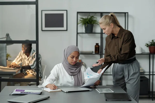 Young Blond Angry Female Boss Scolding Her Subordinate Hijab While — Stock Photo, Image