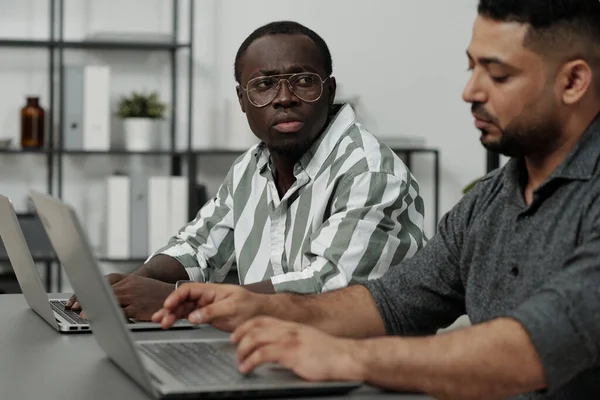 Young African American Man Casual Shirt Looking Colleague Another Ethnicity — Stock Photo, Image