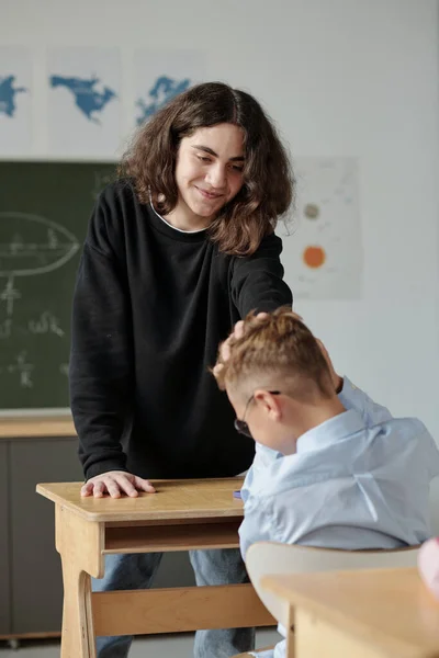 Tini Előtti Iskolás Fiú Megérinti Osztálytársa Haját Miközben Gúnyolódik Rajta — Stock Fotó
