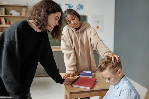 Two Multicultural Classmates Bullying Elementary School Learner Break While African — Stock Photo, Image