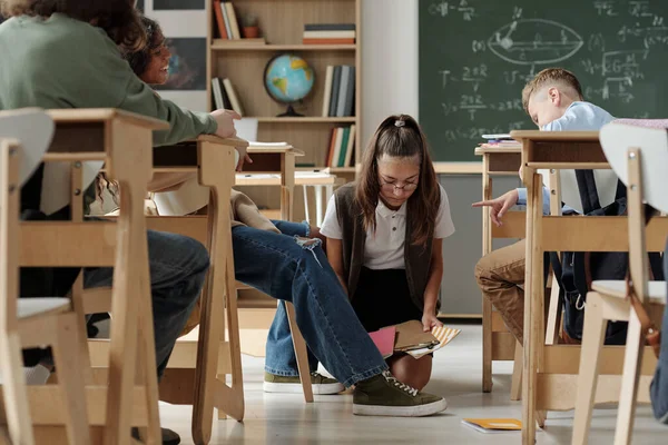 Cruel Schoolkids Laughing Classmate Standing Knees Aisle Desks Picking Her — Stock Photo, Image
