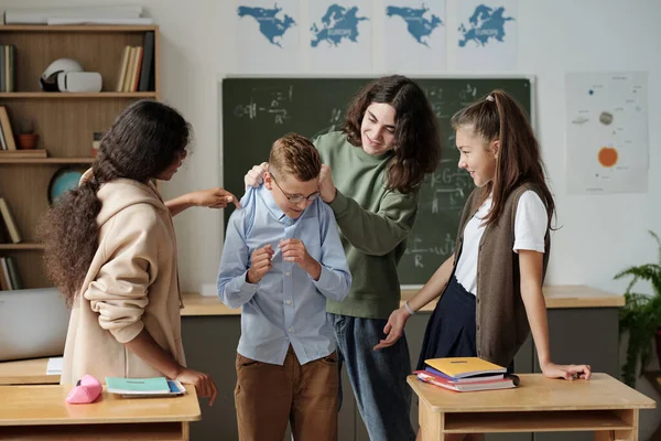 Group Classmates Surrounding Junior Schoolboy Mocking Him While Pre Teen — Stock Photo, Image