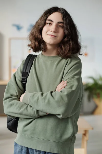 Młodzieńczy Sprytny Uczeń Szkoły Średniej Szarej Bluzie Stojący Klasie Przed — Zdjęcie stockowe
