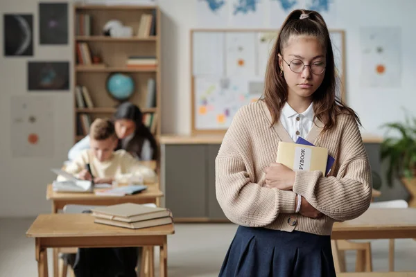 Zaklatott Magányos Iskoláslány Fénymásoló Könyvekkel Akik Kamera Előtt Állnak Vagy — Stock Fotó