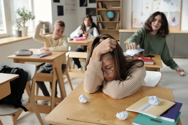 Sértett Iskolás Lány Asztalánál Miközben Egy Csapat Kegyetlen Osztálytársa Összegyűrt — Stock Fotó