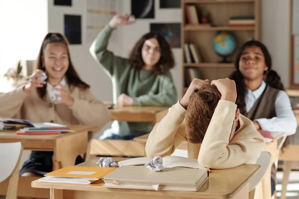 Discriminated Schoolboy Covering His Head While Defending Group Cruel Classmates — Stock Photo, Image