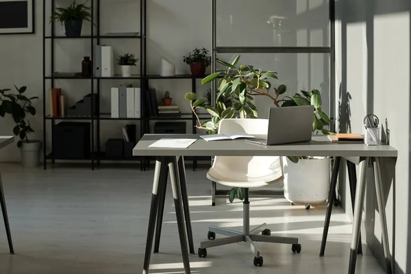 Tempat Kerja Manajer Atau Karyawan Modern Dengan Laptop Dan Buku — Stok Foto
