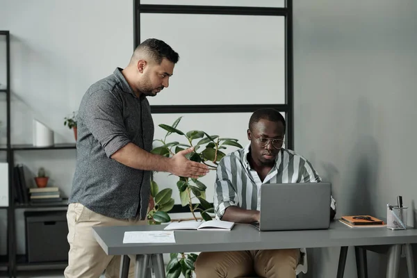 Strict Boss Reprimanding Young African American Male Subordinate Networking Desk — Stock Photo, Image