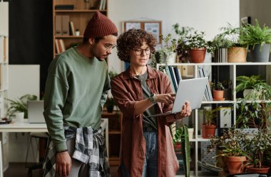 Çevrimiçi bilgilerin sunumunu yapan kendine güvenen genç iş kadını, yeni bir proje için iş arkadaşı olarak kullanılabilir.