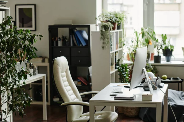 现代经理或有创意的网页设计师的工作场所 电脑显示器与办公用品和靠边的扶手椅一起放在办公桌上 — 图库照片