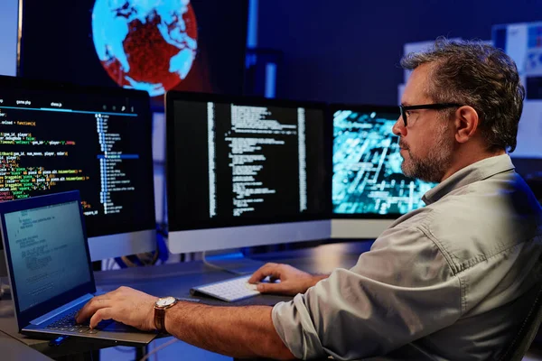 Oldalnézet Komoly Szerver Mérnök Segítségével Laptop Számítógépek Miközben Monitor Előtt — Stock Fotó