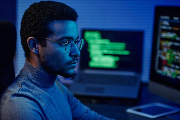 Fiatal Komoly Informatikai Támogató Mérnök Szemüvegben Nézi Számítógép Képernyőjét Miközben — Stock Fotó