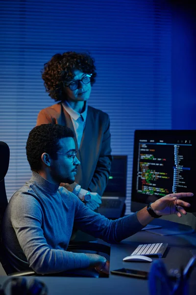 컴퓨터 화면에 코드를 가리키면서 동료에게 프레젠테이션을 기술자나 소프트웨어 개발자 — 스톡 사진