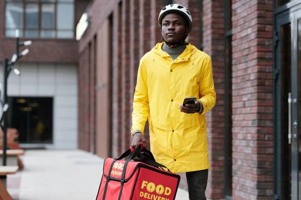 Jonge Serieuze Afro Amerikaanse Mannelijke Koerier Uniform Dragen Rode Tas — Stockfoto