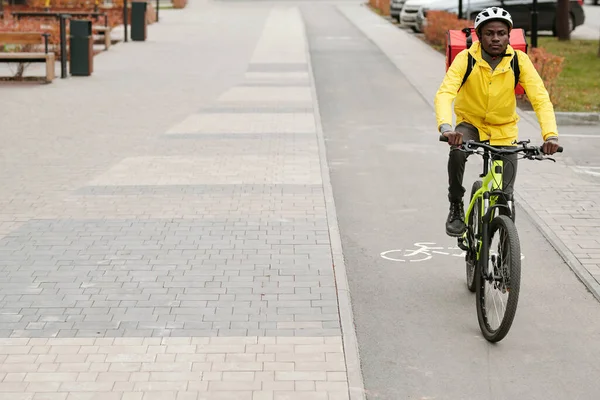 아프리카 미국인젊은 배달부가 공원이나 환경에서 도로를 이동하면서 자전거를 이동하는 — 스톡 사진