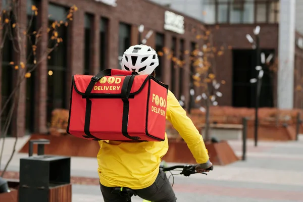 Sırtında Yemek Olan Kırmızı Sırt Çantalı Bir Teslimatçının Çevrimiçi Siparişleri — Stok fotoğraf