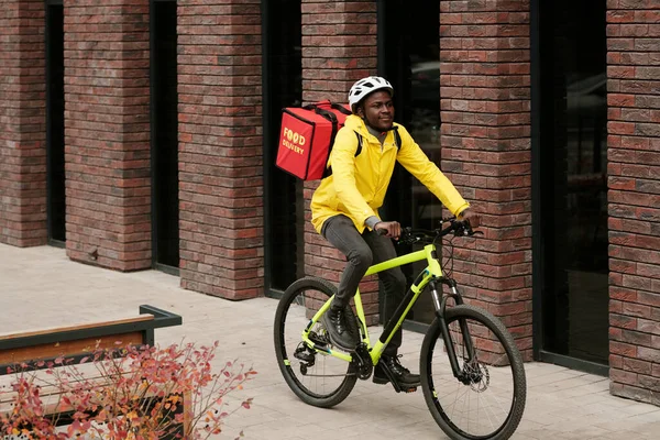 Çevrimiçi Müşterilerin Siparişleriyle Birlikte Büyük Kırmızı Sırt Çantalı Bisikletli Tuğla — Stok fotoğraf