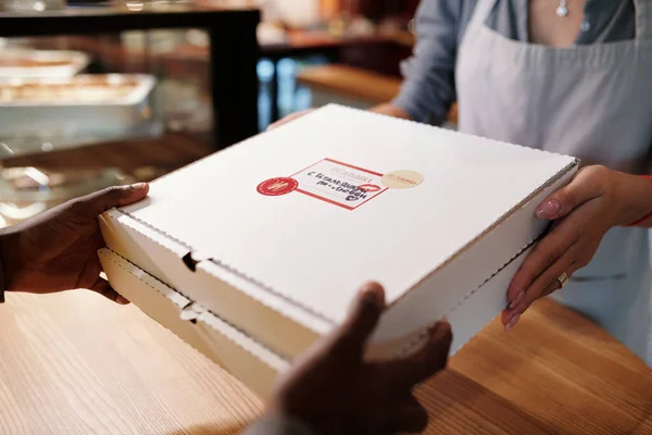 Zbliżenie Rąk Właściciela Kawiarni Lub Kelnerki Podającej Zapakowaną Pizzę Dostawcy — Zdjęcie stockowe