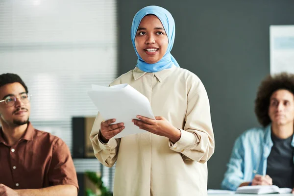 Jovem Falante Muçulmana Confiante Hijab Azul Fazendo Discurso Relatório Seminário — Fotografia de Stock