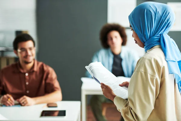 Ung Muselman Lärare Blå Hijab Tittande Text Dokument Stund Göra — Stockfoto