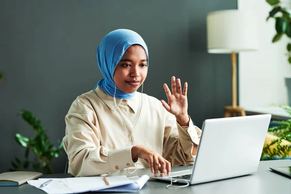 Joven Estudiante Musulmán Azul Hijab Saludo Profesor Saludando Mano Durante —  Fotos de Stock