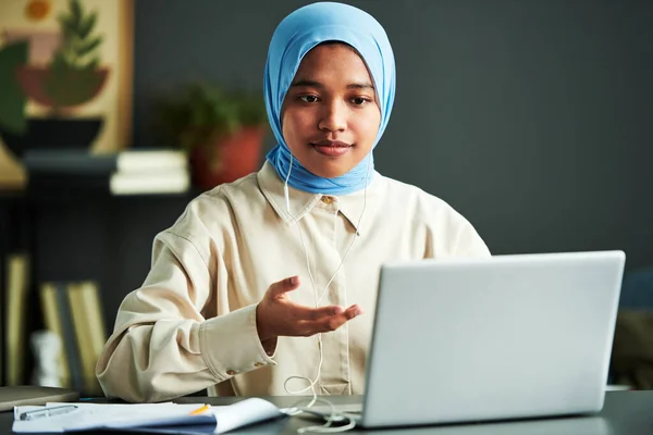 Jonge Zelfverzekerde Moslimvrouw Hijab Neemt Deel Aan Webinar Terwijl Zitten — Stockfoto