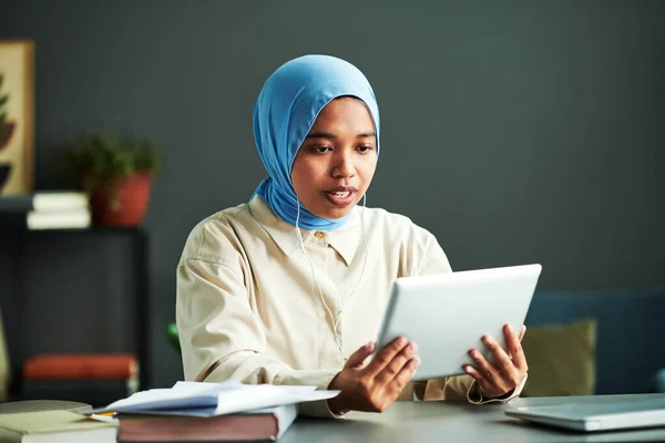 Jonge Zelfverzekerde Moslim Vrouwelijke Leraar Oortelefoons Communiceren Met Online Publiek — Stockfoto