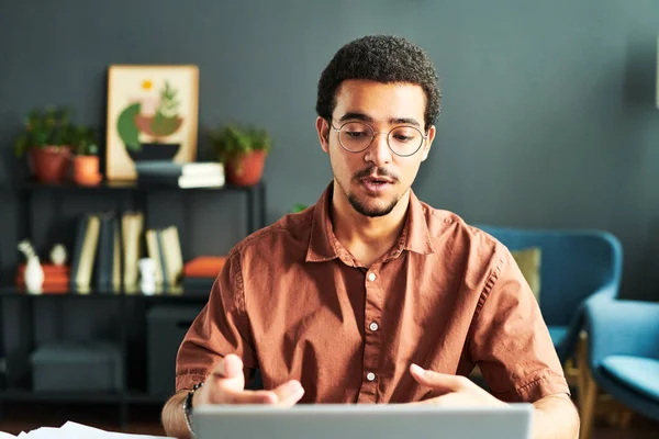 Genç Adamı Online Öğrenci Özel Öğretmen Yerinde Dizüstü Bilgisayarın Önünde — Stok fotoğraf